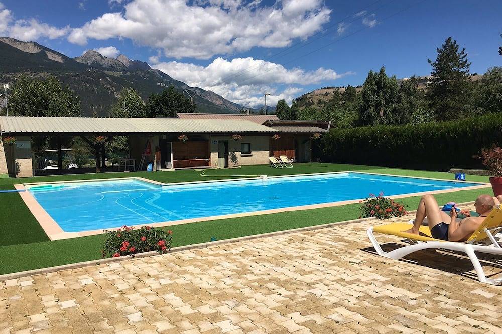 Mountain chalet with pool access, children's play area, restaurant and pizzeria. in Guillestre, Écrins National Park