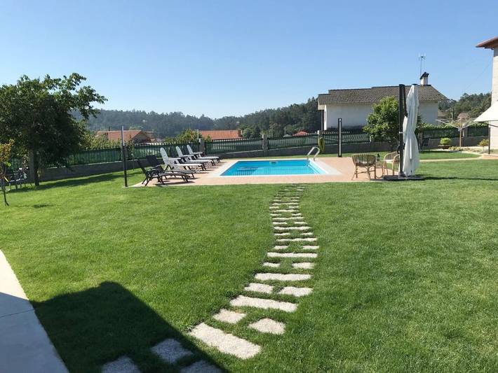 Location de vacances pour 8 personnes, avec vue ainsi que piscine et jardin à Barro - 3