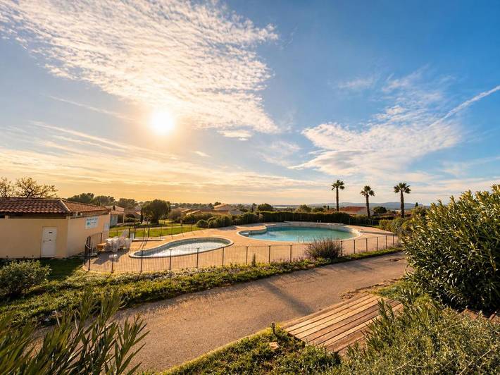 Location de vacances pour 2 personnes, avec jardin et balcon ainsi que piscine et jacuzzi dans Circuit Paul-Ricard - 2
