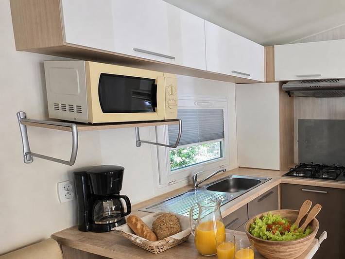 Flower Camping Orly d'Azur - Mobilheim 6 personen - Mobilheim Grassois Standard Clim 33m² - 3 Schlafzimmer - halbüberdachte Terrasse - Klimaanlage in Six-Fours les Plages, Mittelmeerküste (Frankreich)