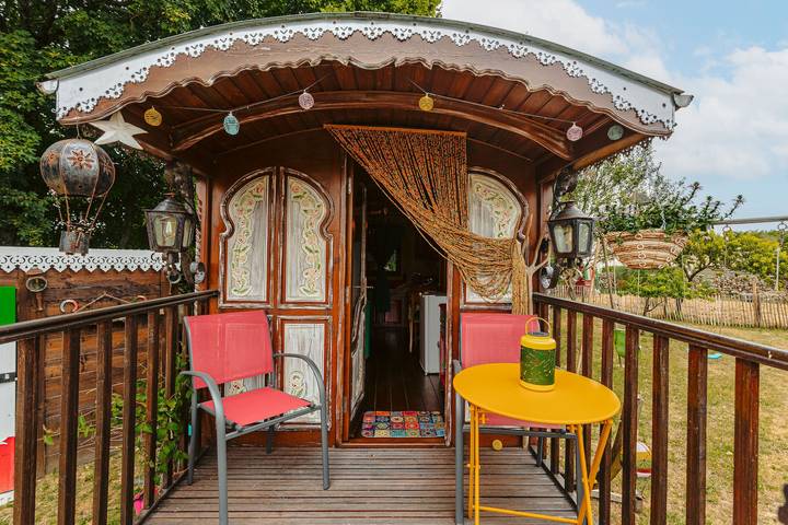 Entire vacation apartment, Petite house 'Roulotte La Casetta Rita' with shared pool, private terrace and shared garden in Chambon (Charente-Maritime), Rochefort region