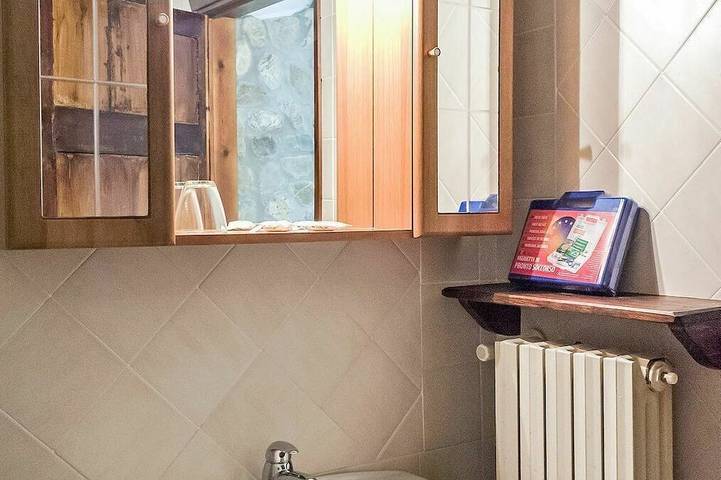 Accogliente appartamento in villa per 2 ospiti con WIFI, piscina, TV e patio in Lajatico, Pisa e dintorni