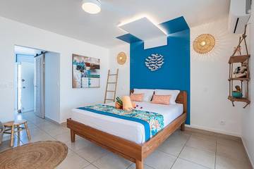 Gîte pour 2 personnes, avec piscine ainsi que vue et terrasse dans Port De Saint Francois