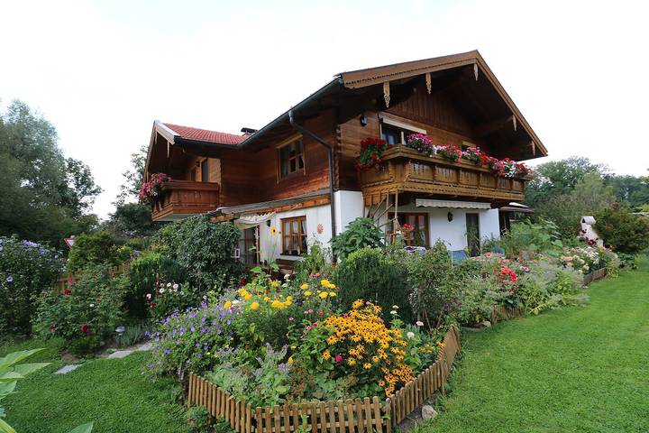 Ganze Ferienwohnung, Haus Blumenfeld-Schwaiger - Ferienwohnung bis 4 Pers., 88 qm, 2 sep. Schlafzimmer, Balkon in Übersee, Chiemsee