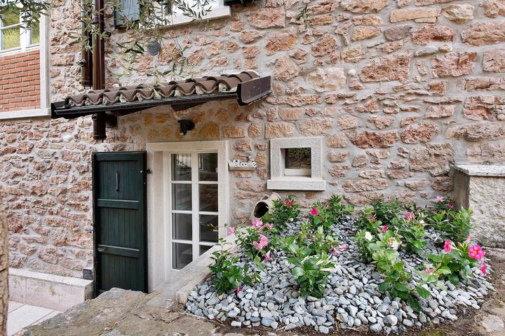 Vakantiehuis "Rustico Alle Fornare" met uitzicht op het meer en de bergen in Torri del Benaco, Garda Bergen
