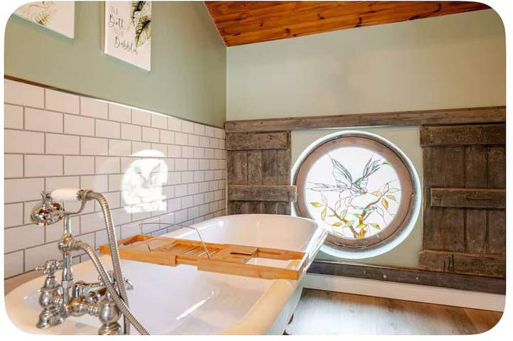 The Hurst Stable, 1800 century Coach House offering luxurious amenities, Hottub in Staffordshire