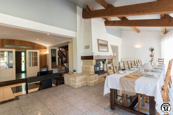 Gîte pour 10 personnes, avec Jacuzzi et Terrasse ainsi que Jardin et Piscine
