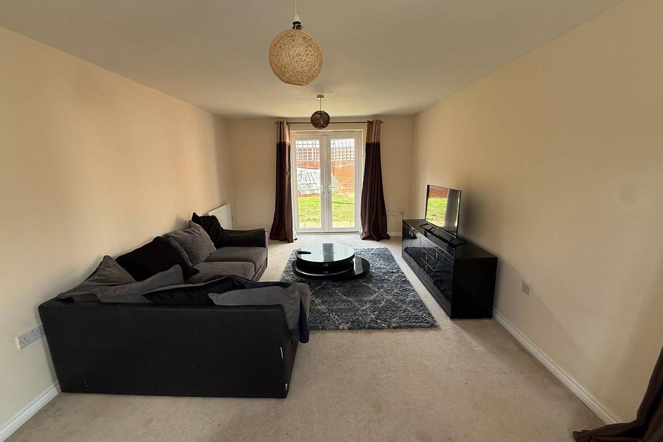 4 Bedroom house Sleeps 8 - Free Parking - Garden in Buckinghamshire