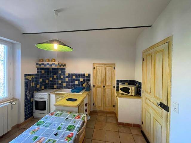 Gîte pour 2 personnes, avec piscine ainsi que balcon et jardin dans Office de Tourisme de Fumades les Bains