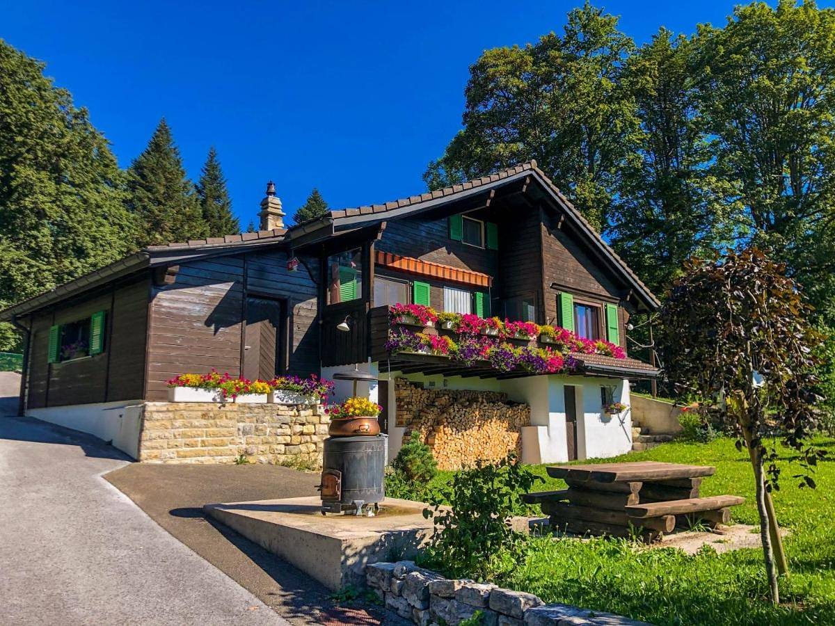 Chalet en pleine nature avec Spa in Le Locle, Jura & Trois Lacs