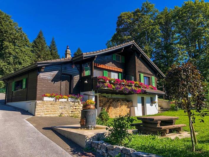 Gîte pour 5 personnes, avec Balcon et Jacuzzi ainsi que Terrasse et Jardin à Le Locle