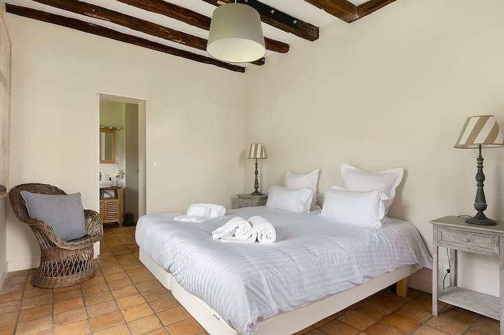 Location de vacances pour 12 personnes, avec terrasse ainsi que piscine et jardin à Ambillou - 2