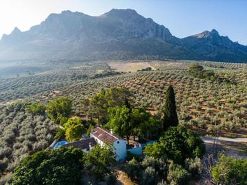 Casa rural para 20 personas, con piscina además de vistas y jardín, Se admiten mascotas en Parque Natural Sierras Subbéticas