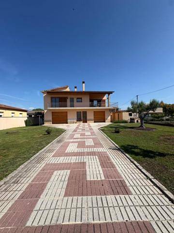 Four-Bedroom House in Navata, Oberampurien