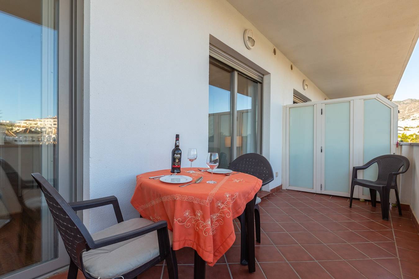 Entire apartment, Holiday Apartment "Luxury Apartment 100 m Beach" with Pool, Private Terrace & Wi-Fi in Benalmádena Costa, Benalmádena