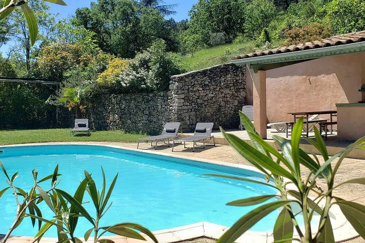 Location de vacances pour 6 personnes, avec terrasse et jardin, animaux acceptés à Saint-Paul-le-Jeune