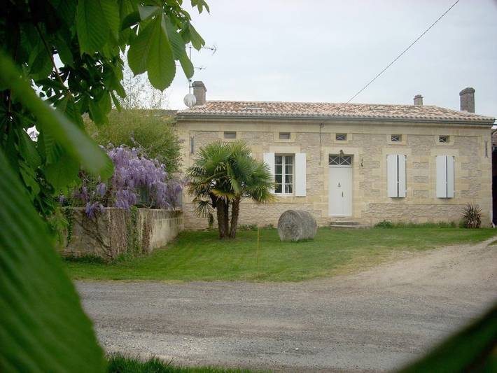 Location de vacances pour 3 personnes, avec piscine ainsi que vue et jardin, animaux acceptés à Petit-Palais-et-Cornemps - 2