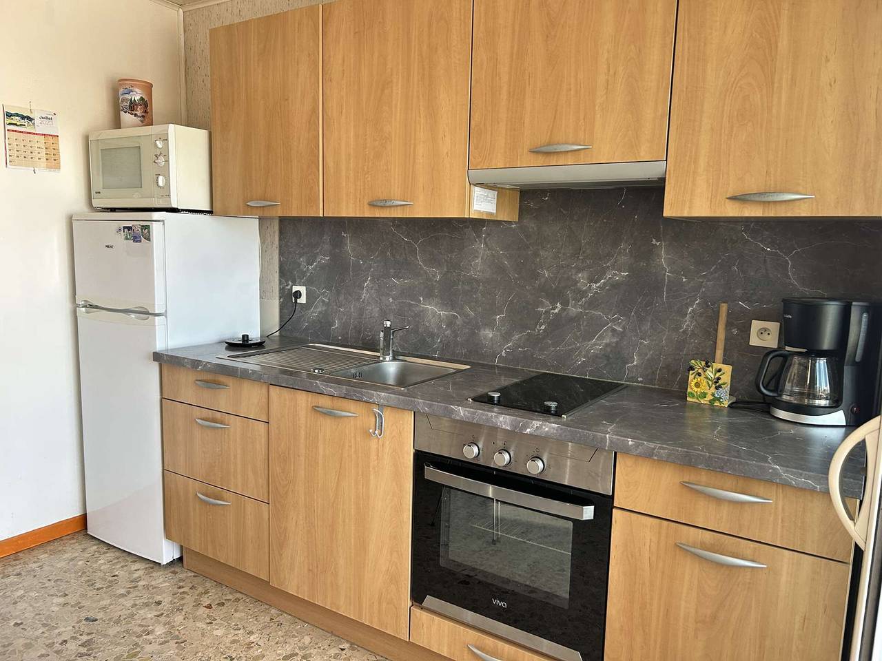 Entire apartment, Air-Conditioned 2-Brm Cabin Apartment with Terrace & Private Parking - Sleeps 6 - Le Grau-du-Roi in Le Grau-du-Roi, Côte d'Améthyste