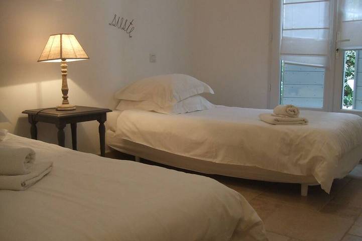 Appartement de vacances pour 4 personnes, avec terrasse ainsi que jardin et piscine