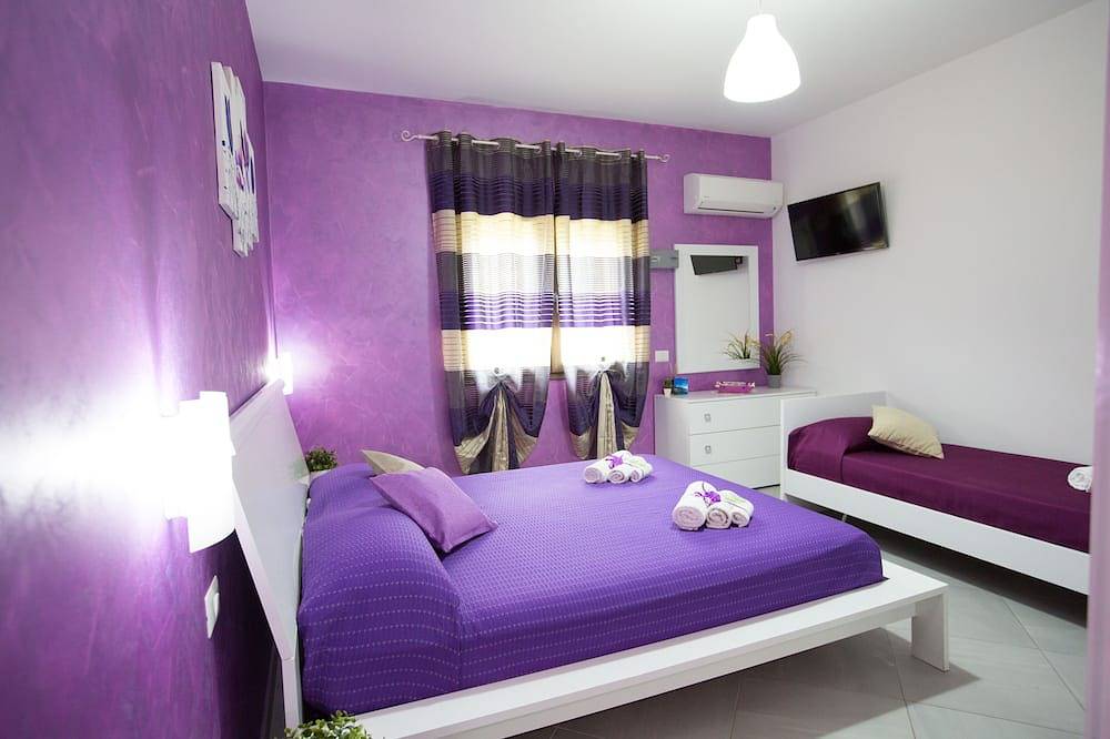 Triple room with mountain view and window in Cefalù, Cefalù (Município)