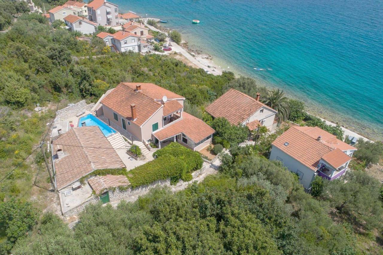 Five-Bedroom Villa with Private Pool in Zadar (Municipality), Iz