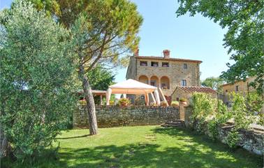 Gîte pour 8 personnes, avec piscine ainsi que terrasse et jardin, adapté aux familles à Arezzo