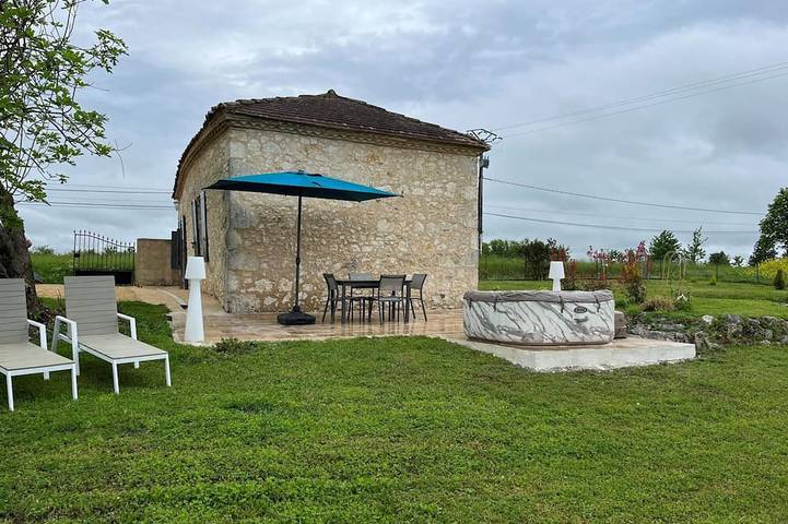 Gîte pour 2 personnes, avec jardin et jacuzzi