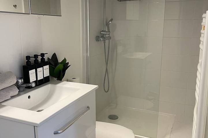 Appartement entier, Grand appartement lumineux à 6 minutes du métro accès rapide Paris in Clichy, Hauts-de-Seine