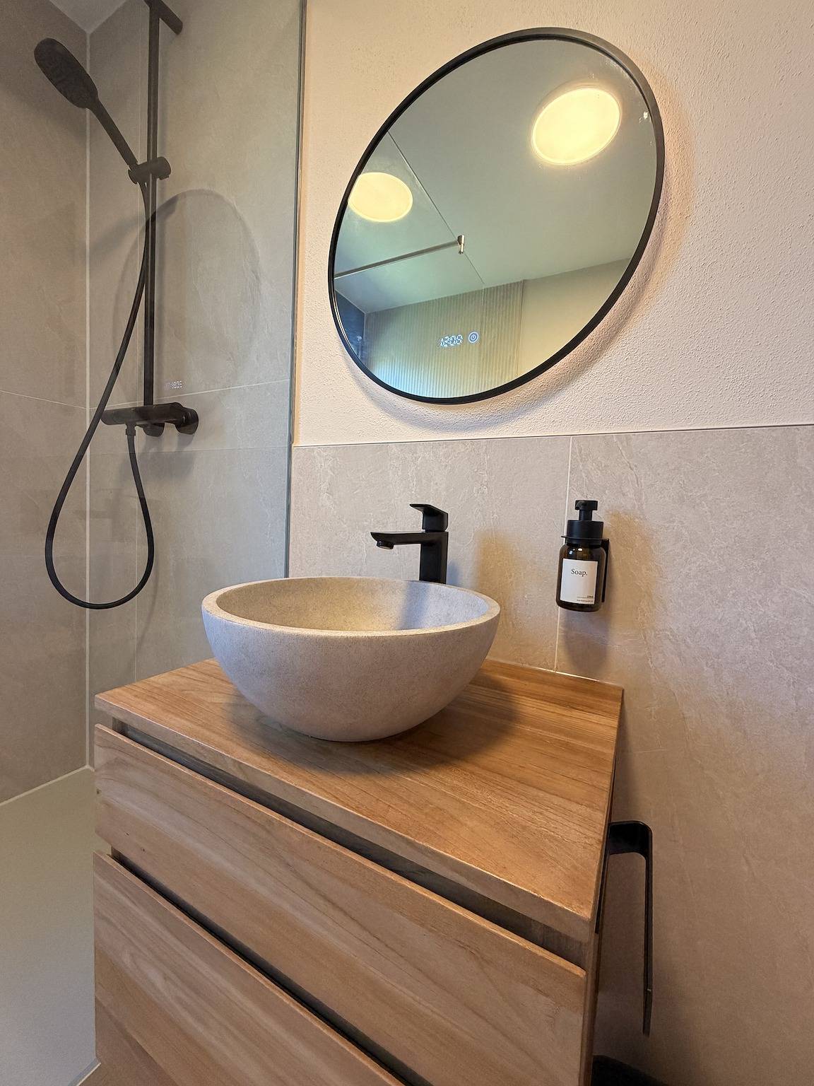 Geheel appartement, Appartement 'Bergzeit' met bergzicht, privéterras en Wi-Fi in Berg (Opper-Beieren), Starnberger See