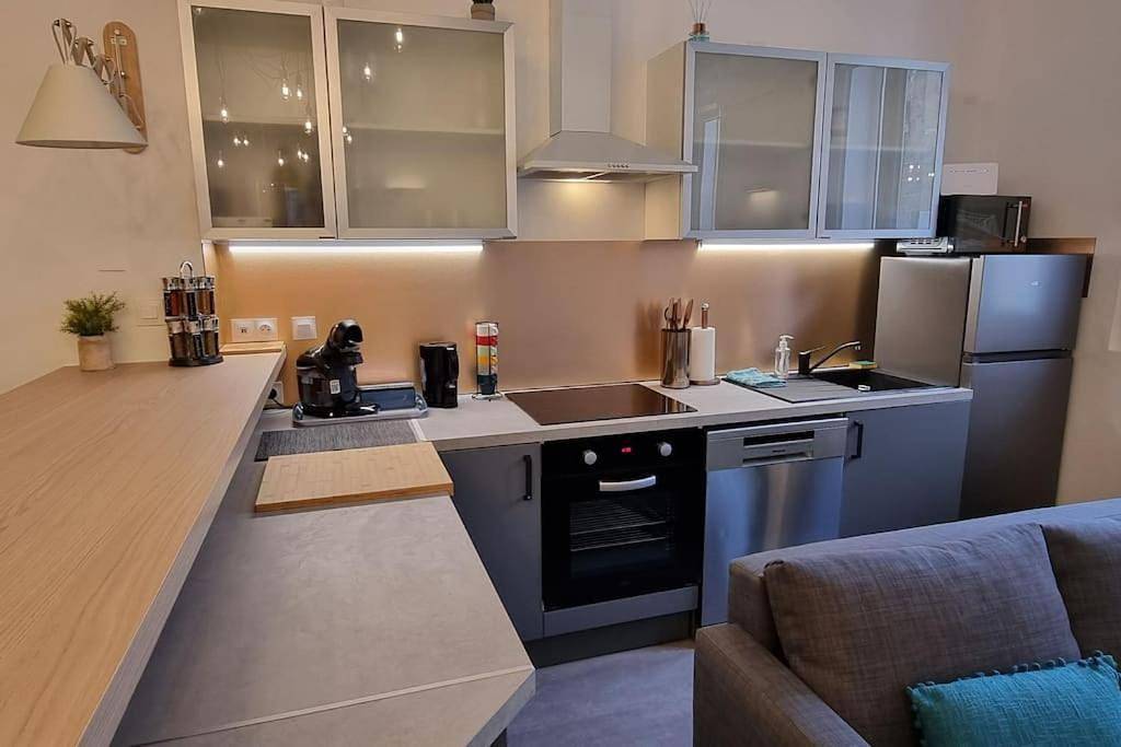 Appartement entier, Appart le Rétro Chic - Entièrement rénové en hyper centre - Terrasse et Parking privé in La Roche-Chalais, Dordogne