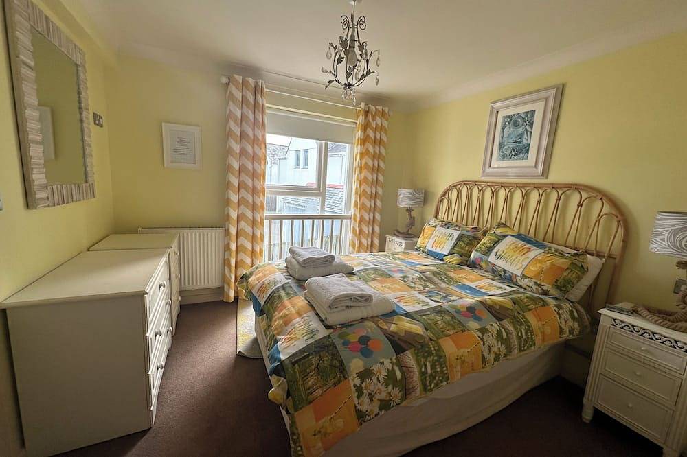 Castaway Cottage in Trevone with parking and 100m from the sandy beach. in Trevone, Cornwall