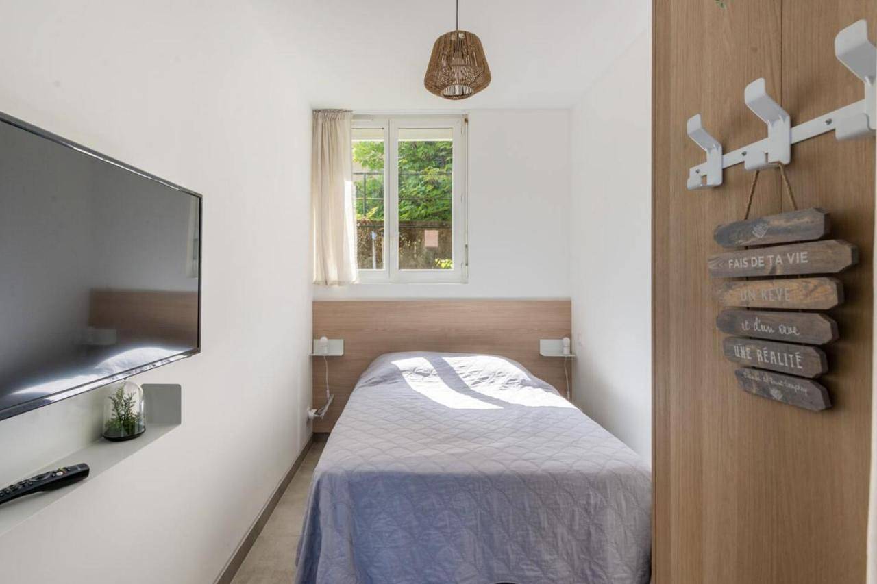 La Maisonnette du Parc au Cœur de ville & parking privé in Le Creusot, Région d'Autun