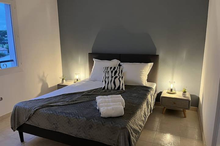 Golf de Pont Royal Villa air-conditioned 3 bedrooms Heated swimming pool Parking Garage in Mallemort, Region de Arles