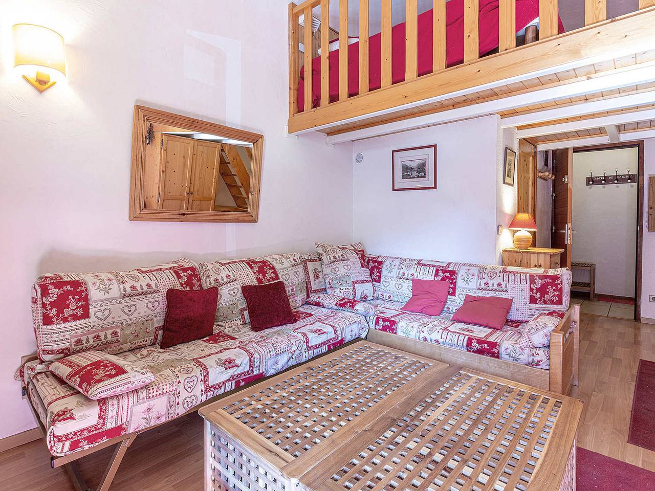 Geheel appartement, Spacious Ski-In/Ski-Out Apartment with Balcony & Wifi - Sleeps 9 in Val-d'Isère, Massif de la Vanoise