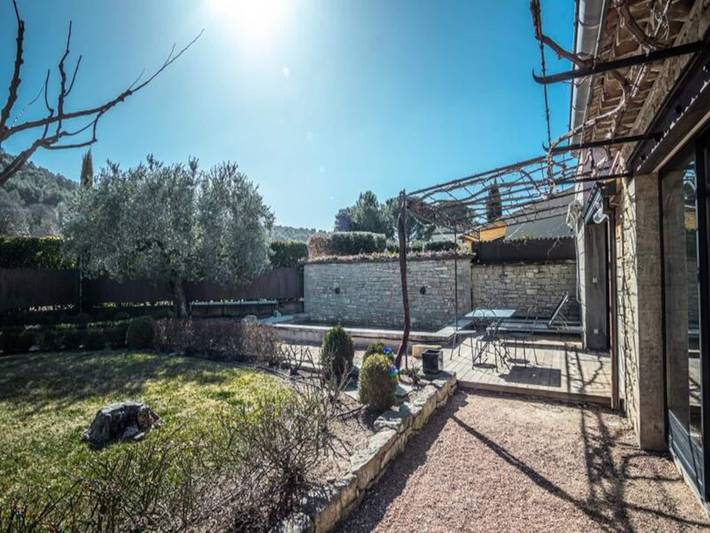 Gîte pour 2 personnes, avec piscine et jardin, adapté aux familles à Lagnes - 2