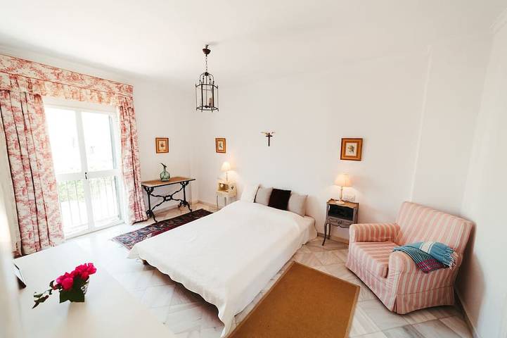 Charming 3-bedroom beachside chalet with WiFi & AC, in El Puerto de Santa María in Playa de Fuentebravía (El Puerto de Santa María), El Puerto de Santa María