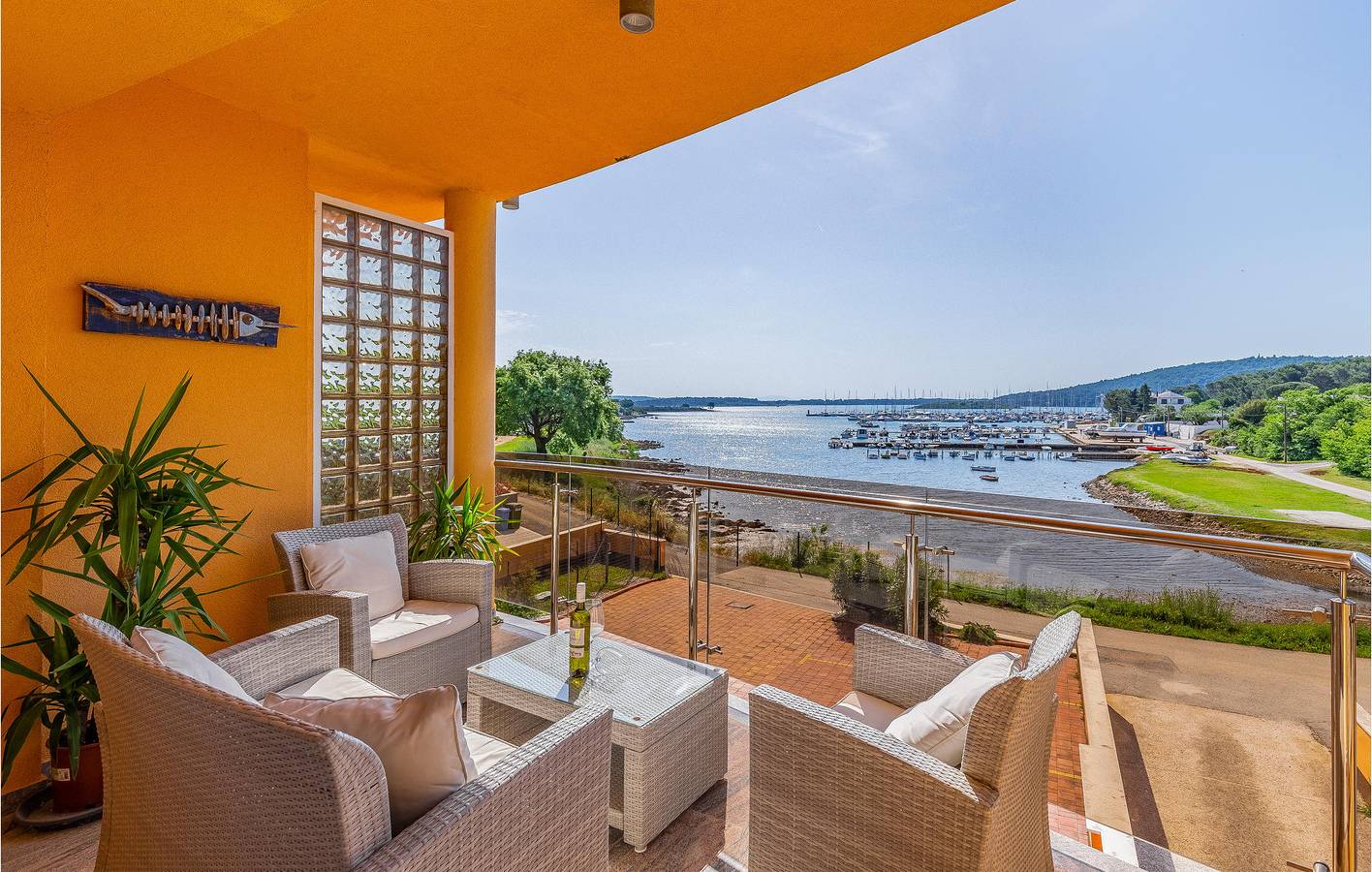 Ganze Ferienwohnung, Modernes Apartment mit Terrasse in der Nähe eines FKK-Strandes – Parkplatz und WLAN inklusive in Pomer, Südküste Istrien