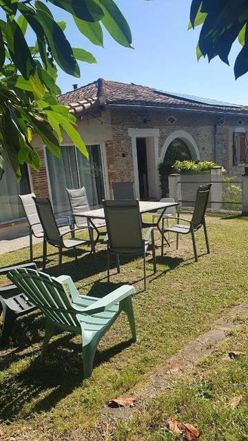 Gîte pour 6 personnes, avec jardin ainsi que terrasse et piscine dans Vendine