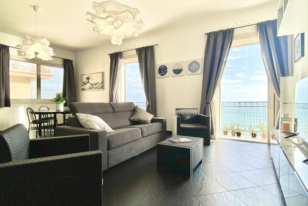 Apartamento entero, Apt with seaview balcony - 5mt from the beach! x2 in Salerno, Costa tirrenica campania