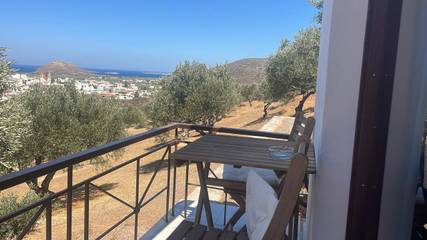 Gîte pour 2 personnes, avec balcon ainsi que jardin et vue dans Palekastron