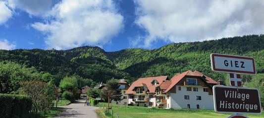 Gîte pour 4 personnes, avec sauna et jardin ainsi que vue et piscine à Giez