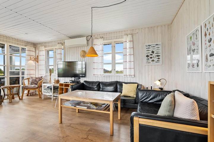 Schönes Ferienhaus in Klegod mit Holzofen und Sauna für 4 Personen in Ringkøbing, Holmsland Klit