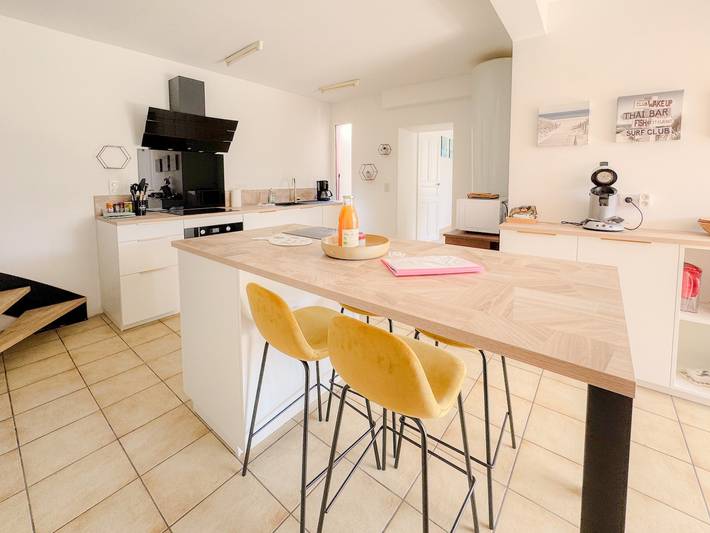 Maison familiale rénovée à 50m de la mer – 4 chambres, jardin, plages à pied ! in Saint-Guénolé, Penmarch