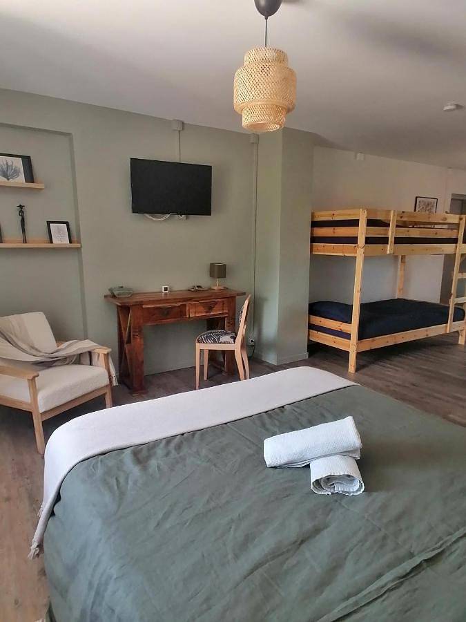 Location de vacances pour 4 personnes, avec vue ainsi que jardin et terrasse à Saint-Jacques-d'Ambur