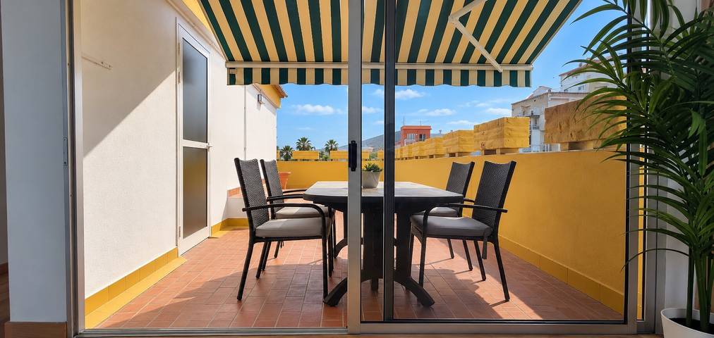Appartamento intero, Appartamento vacanze 'Ocean Peak Ático' con vista mare, giardino condiviso e Wi-Fi in Los Realejos, Tenerife Nord