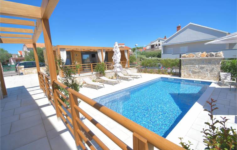 Gemütliche Ferienwohnung mit Pool, WLAN, Parkplatz und nur 1 km vom Strand entfernt in Spongiola, Brodarica