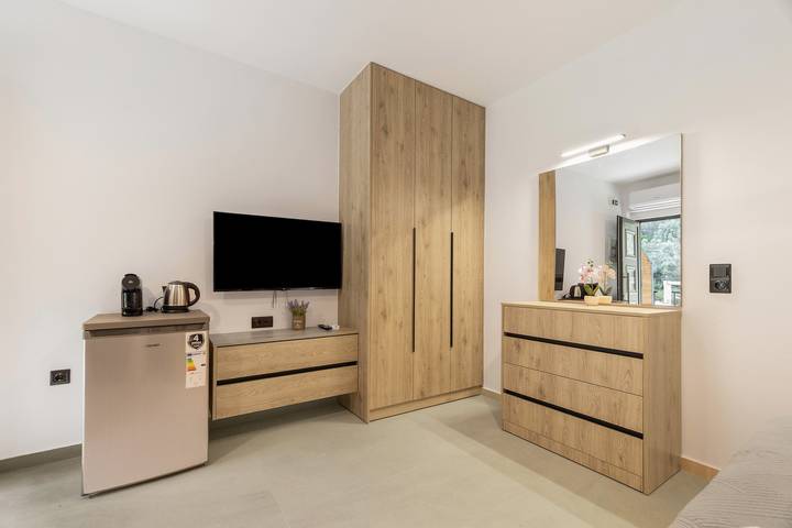 Entire studio, Studio Apartment 'Sokol Stone House 4' with Mountain View, Wi-Fi and Air Conditioning in Greece