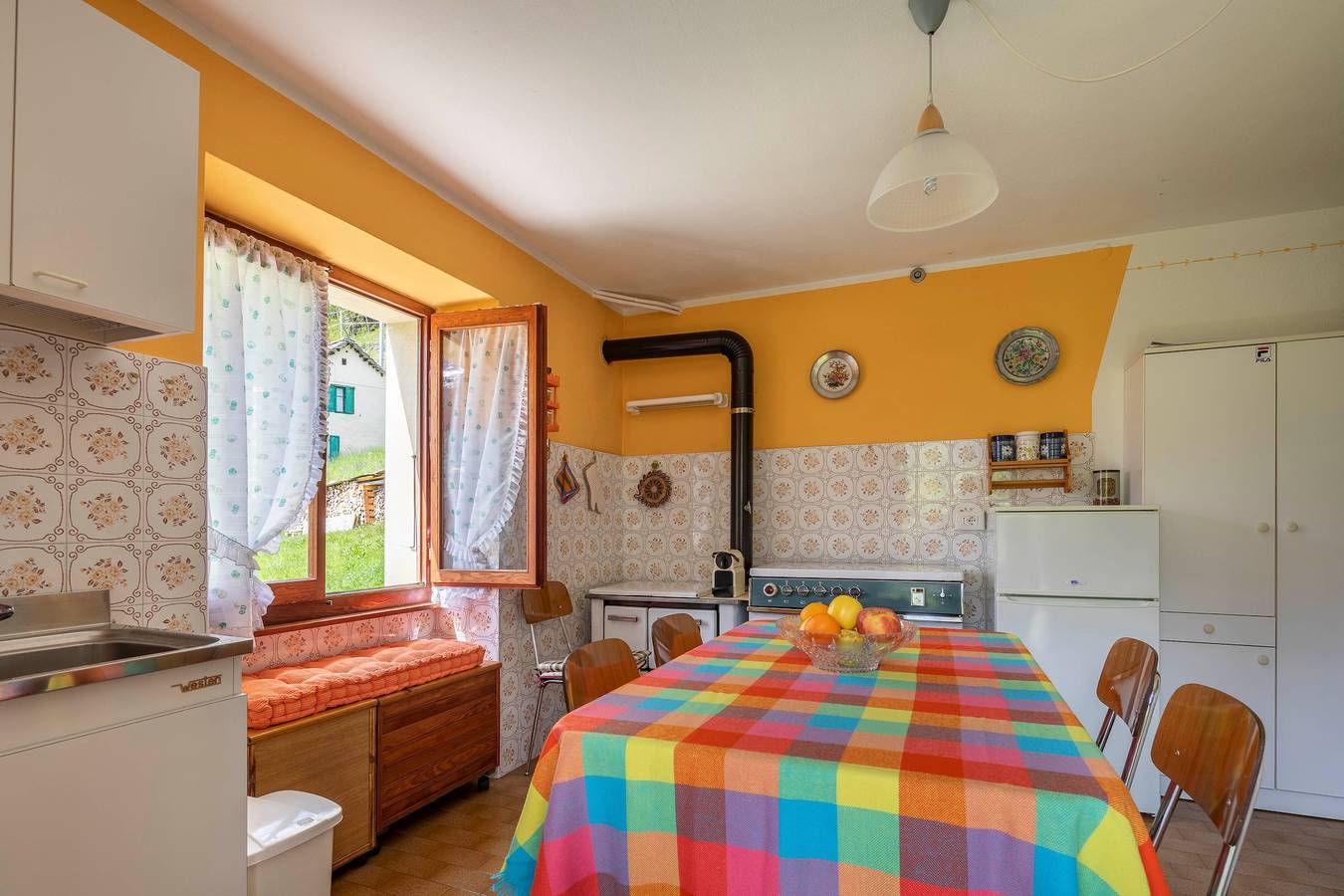 Ganze Wohnung, Ferienwohnung 'Il Melo' mit Bergblick und Gemeinschaftsgarten in Trasquera, Verbano-Cusio-Ossola