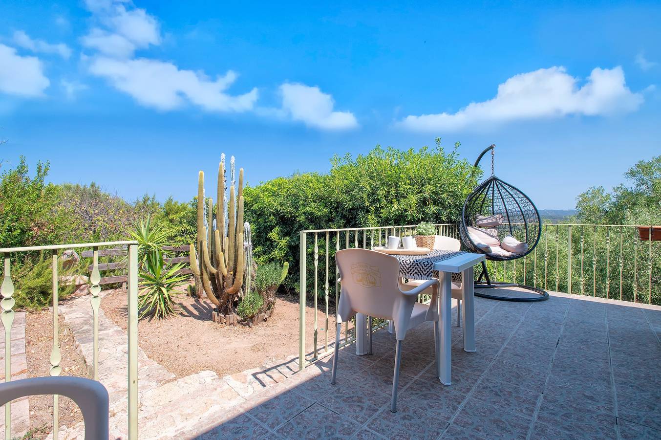 Casa vacanze "Vista Mozzafiato ad Isola Rossa" con vista mare, terrazza privata e aria condizionata in Pischinazza, Trinità d'Agultu e Vignola