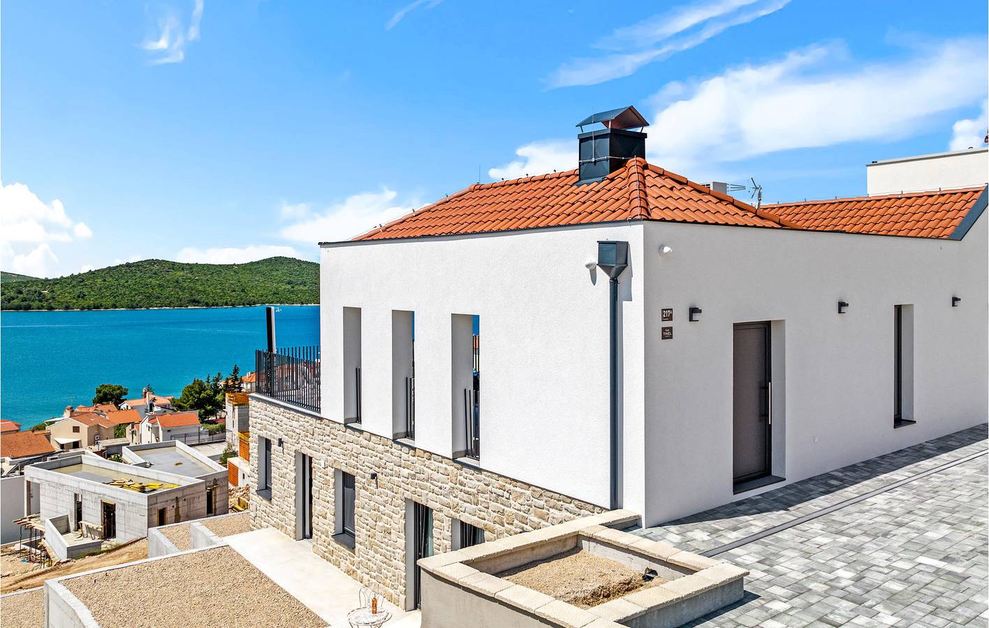 Gemütliche Ferienwohnung mit Meerblick, Pool, WLAN und Parkplatz in Strandnähe in Zaboric, Šibenik-Knin